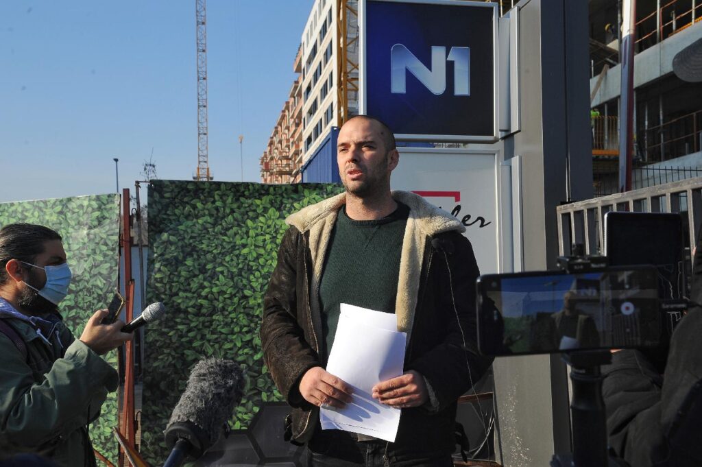 Priveden pripadnik Narodnih patrola, sa snajperom krenuo u Beograd na protest 2