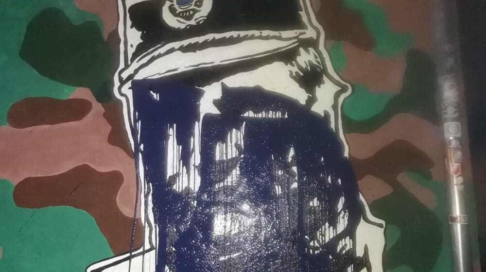 Crna farba preko lica Ratka Mladića na muralu u Sremskoj Kamenici 1