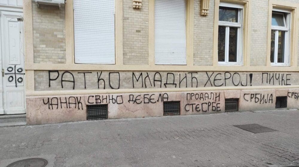 Osvanuli novi, uvredljivi grafiti na prostorijama LSV 1