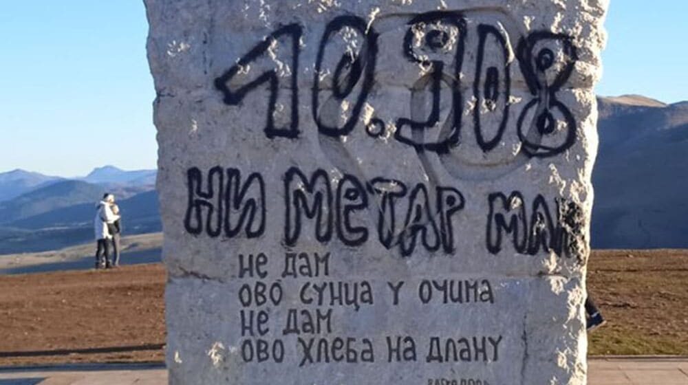 Zlatibor: Duže od mesec dana grafit i dalje na spomeniku streljanim patizanima 1