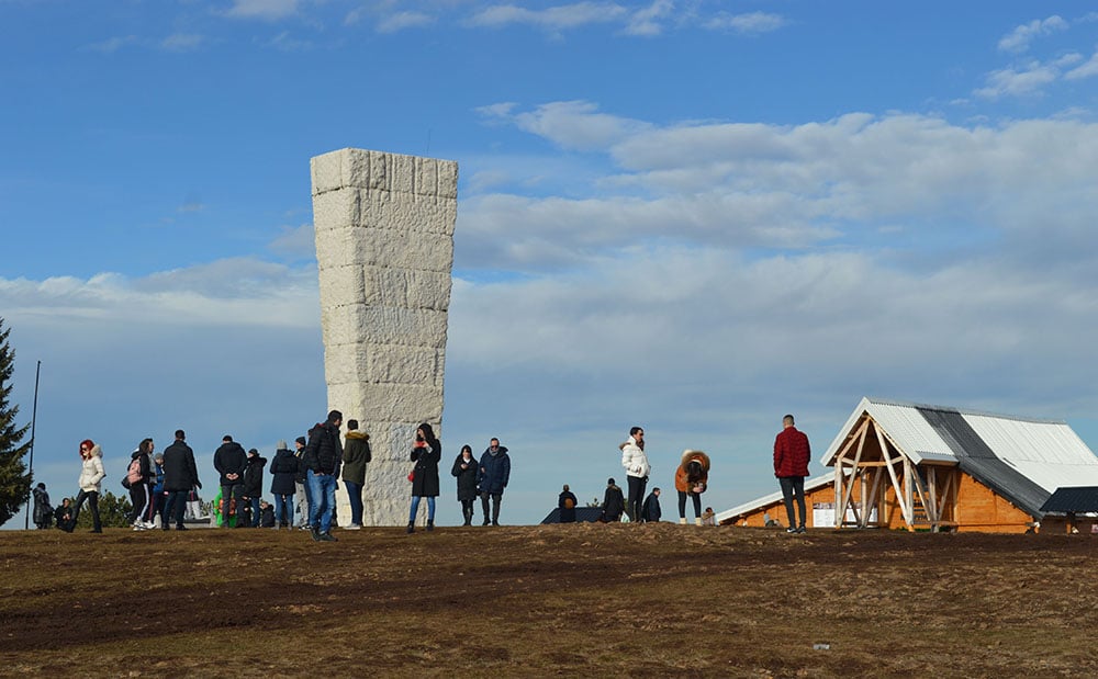 Zlatibor: Duže od mesec dana grafit i dalje na spomeniku streljanim patizanima 2 Zlatibor: Duže od mesec dana grafit i dalje na spomeniku streljanim patizanima 2