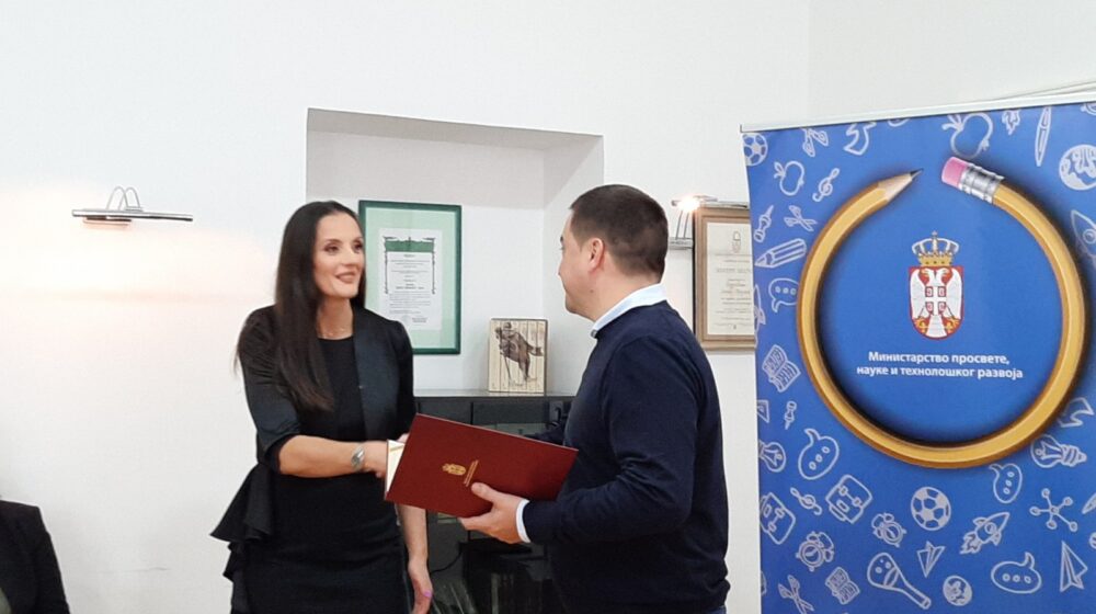 Ružić dodelio priznanja za izuzetne rezultate u oblasti prosvete, nauke i tehnološkog razvoja 1