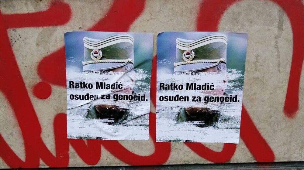 Nalepnice sa natpisom “Ratko Mladić osuđen za genocid” u centru Beograda (FOTO) 1