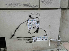 Nalepnice sa natpisom “Ratko Mladić osuđen za genocid” u centru Beograda (FOTO) 3