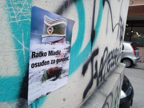 Nalepnice sa natpisom “Ratko Mladić osuđen za genocid” u centru Beograda (FOTO) 7