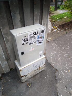 Nalepnice sa natpisom “Ratko Mladić osuđen za genocid” u centru Beograda (FOTO) 5