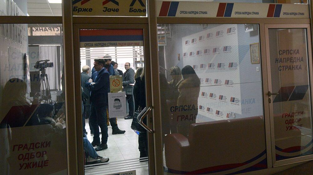 Poverenica naprednjaka i škola demantovali da su učenici putovali na skup SNS u Areni 1