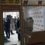 Poverenica naprednjaka i škola demantovali da su učenici putovali na skup SNS u Areni 2