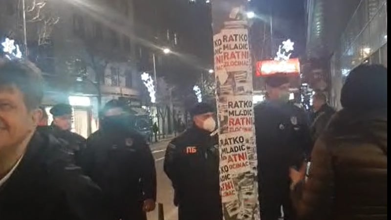 Desničar napao novinarku Danasa dok je izveštavala sa protesta kod Doma omladine (VIDEO) 1
