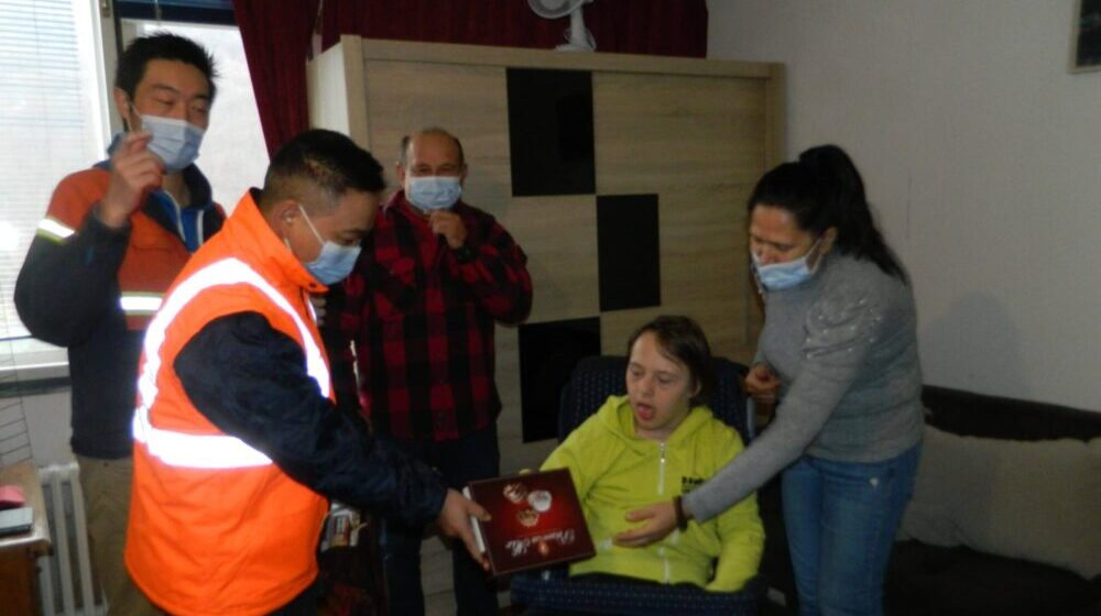 Donacija kineskih radnika porodici Gajić iz Majdanpeka 1