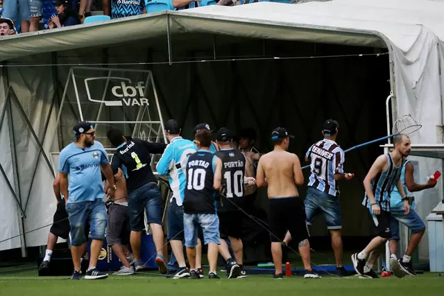 Navijači demolirali kabinu sa VAR tehnologijom (VIDEO) 1