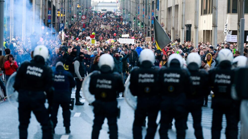 Policija suzavcem i vodenim topovima na demonstrante u Briselu protiv kovid mera 1
