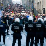 Policija suzavcem i vodenim topovima na demonstrante u Briselu protiv kovid mera 13