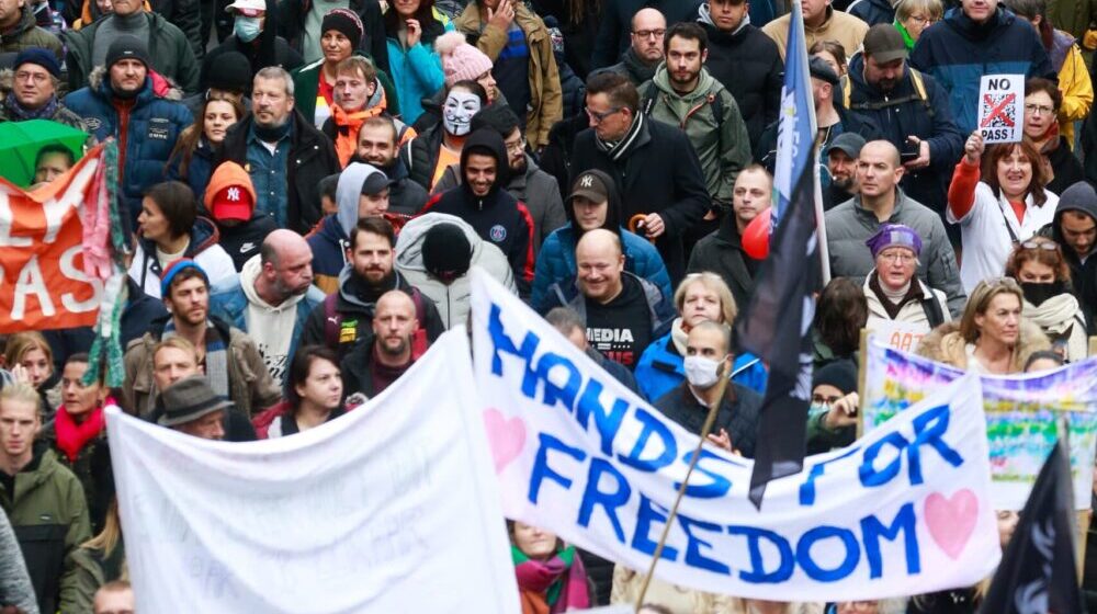 U Briselu oko 5.000 ljudi protestovalo protiv kovid propusnica i obavezne vakcinacije 1
