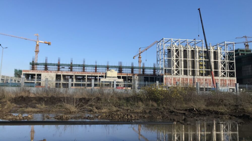VOICE: Moguće je da radnicima na izgradnji fabrike guma poslodavci uskraćuju lekarsku negu 1