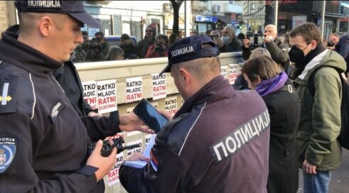 Protest DO Protest antifašista i umetnika zbog grafita Ratku Mladiću na Domu omladine (FOTO) 7