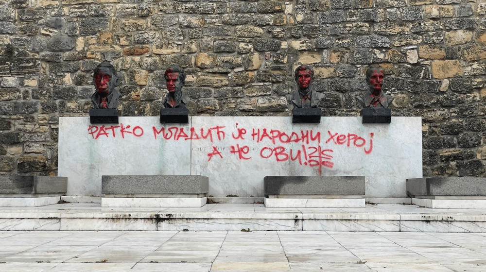 Protest SKOJ-a zbog grafita Ratku Mladiću na Grobnici narodnih heroja na Kalemegdanu 1