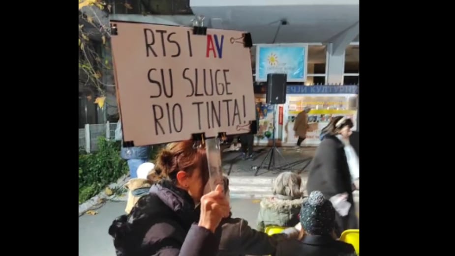 Na protestu ispred RTS-a emitovan spot protiv Rio Tinta, posle spota šetnja do Vlade (FOTO) 7