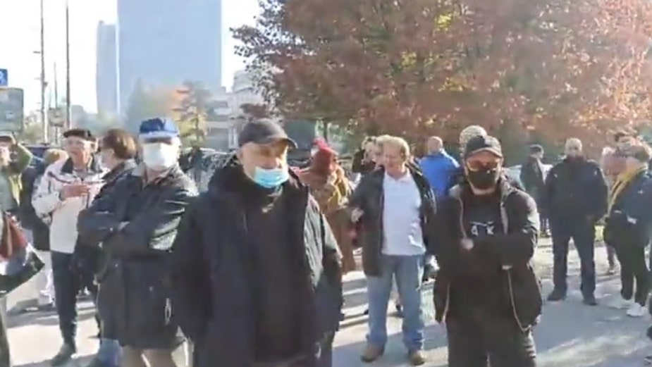 Protest ispred američke ambasade u Sarajevu: Građani traže Bajdenovu pomoć u rešavanju krize u BiH 1