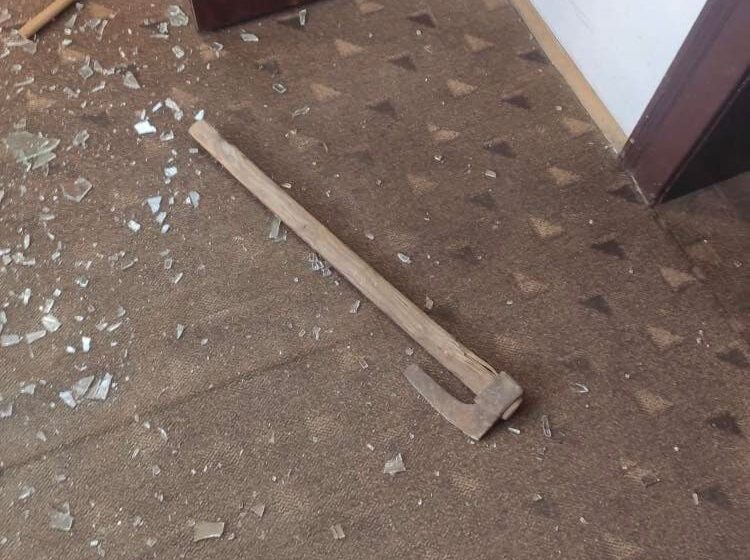 Vandalizovana zgrada Jevrejskog groblja i ubačena sekira 1