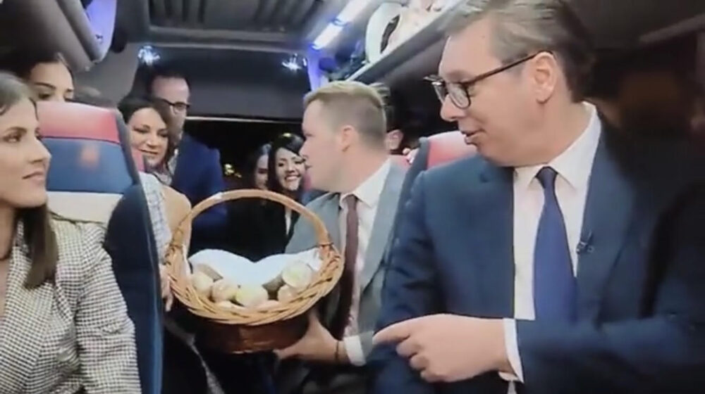 Vučić se sendvičima predstavlja kao "čovek iz naroda" i provocira opoziciju 1