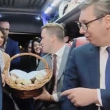 Vučić se sendvičima predstavlja kao "čovek iz naroda" i provocira opoziciju 2