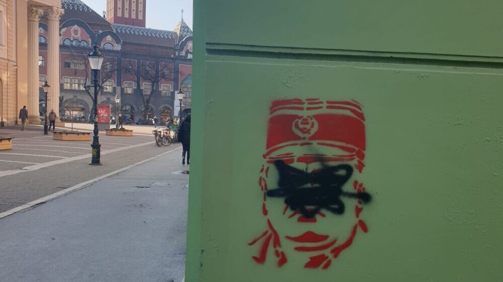 Ižvrljan mural Ratka Mladića u centru Subotice 1