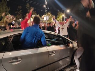 Slavlje Beograd nakon plasmana fudblaske reprezentacije Srbije na Mundijal Slavlje na Trgu Republike nakon plasmana fudbalera na Mundijal (FOTO, VIDEO) 2