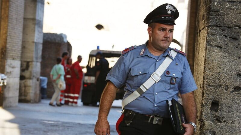 Američki turisti se popeli na zidine Koloseuma da popiju pivo, kažnjeni sa 800 evra 1