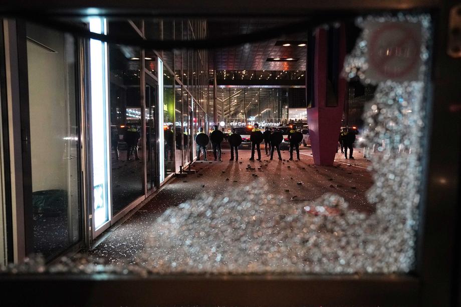 Policija u Hagu rasterala protivnike uvođenja mera zbog korona virusa 2