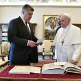 Samo sedam žena na svetu dopušteno da ne nose crno pred papom 9