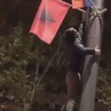 Snimak skidanja albanske zastavice tema na mrežama 12
