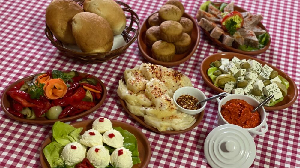 Pije se i jede čak i u "biblioteci" 1