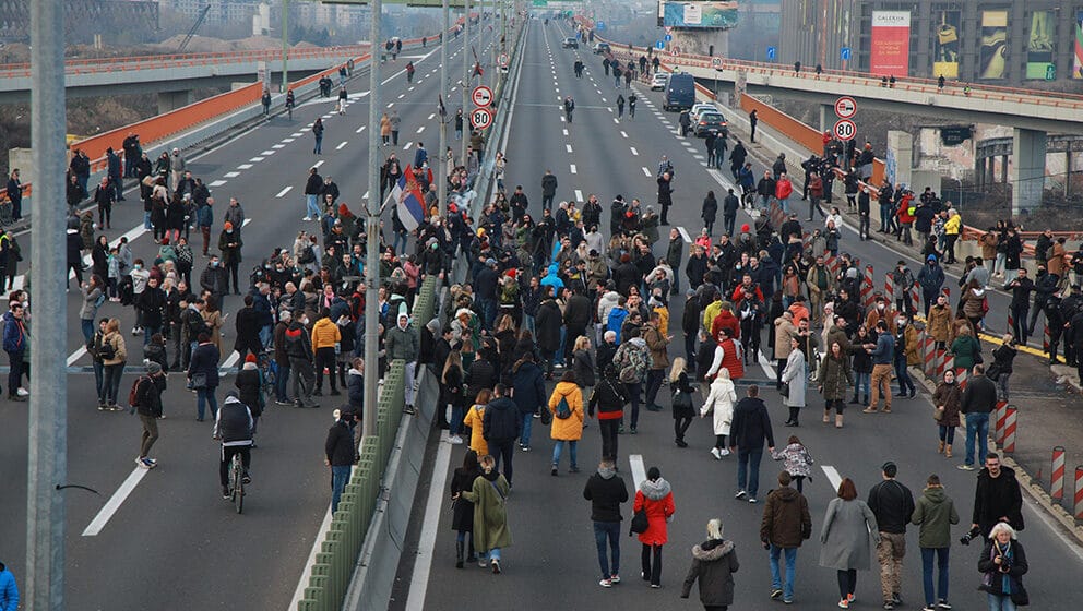 Manja grupa građana po završetku protesta blokirala autoput u Beogradu, izbila i tuča (VIDEO) 1