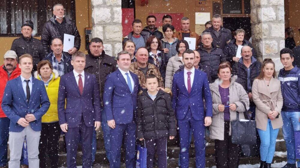 Selaković i Gujon uručili pomoć za 35 srpskih domaćinstava u Bosanskom Petrovcu 1