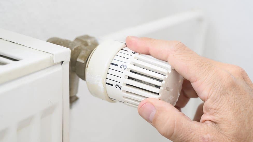 Hand turning radiator thermostat
