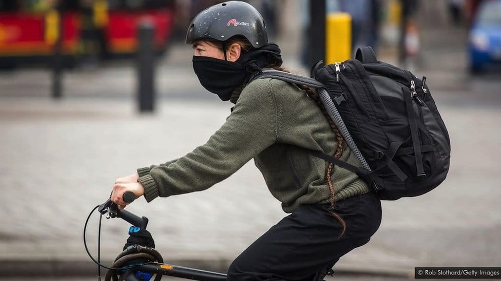 Biciklista zaštićen od smoga u Londonu u aprilu 2014. godine, tokom jedne od najgorih nedelja za nivoe NO2 u gradu te godine