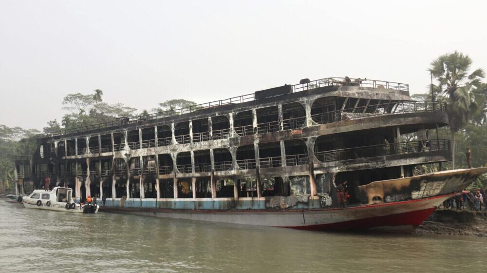 U požaru na trajektu u Bangladešu najmanje 39 ljudi stradalo 1