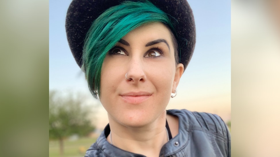 Transrodni ljudi i autizam: Kad se autistični i rodni identitet preklope 3 Lyric Holmans smiles while looking away from the camera.