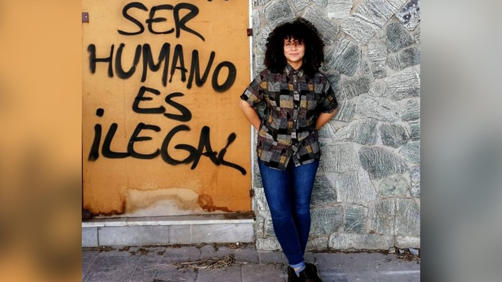 Transrodni ljudi i autizam: Kad se autistični i rodni identitet preklope 2 Jai White stands next to a sign which says "Being human is illegal"