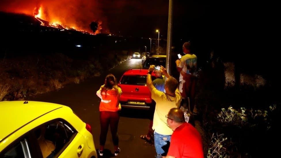 Vulkan na Kanarskim ostrvima: Posle tri meseca kraj aktivnosti 1 Residents watch lava following the eruption of a volcano in the Cumbre Vieja national park at El Paso, on the Canary Island of La Palma