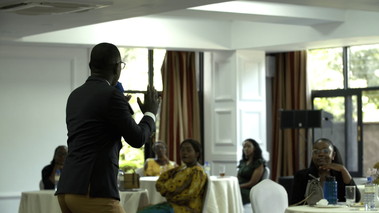 Žene, ljubav i veze: Zašto toliki broj singl žena traži pomoć ljubavnih instruktora 7 Robert Burale in action at Dear Woman