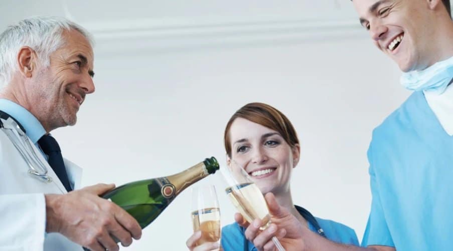 Zdravlje i alkohol: Da li je i pijuckanje alkoholnih pića zapravo loše po vas 2 Studija iz 1986, u kojoj je istražen unos alkohola kod lekara muškaraca, ustanovila je da, što je unos veći, to su manje šanse za ishemijsku bolest srca - ali da li je prikazana slika i realna?