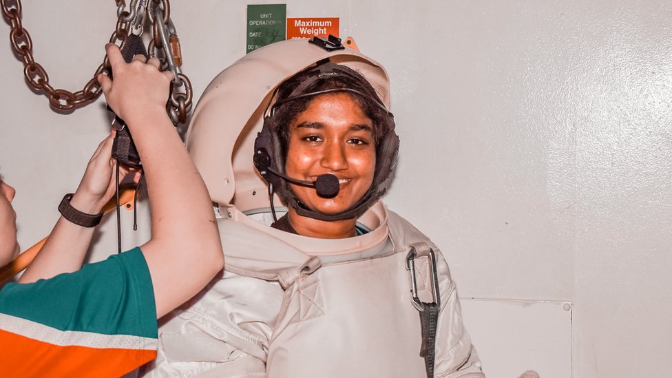 Svemirski turizam: Mali korak za dobrobit čovečanstva ili veliki korak za štetu po životnu sredinu 11 Sri Lankan student Sandali Kumarasinghe wearing a spacesuit while at Space Camp in the US.