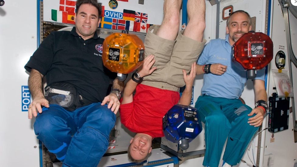 Svemirski turizam: Mali korak za dobrobit čovečanstva ili veliki korak za štetu po životnu sredinu 4 Richard Garriott floating on board the International Space Station with two crewmates