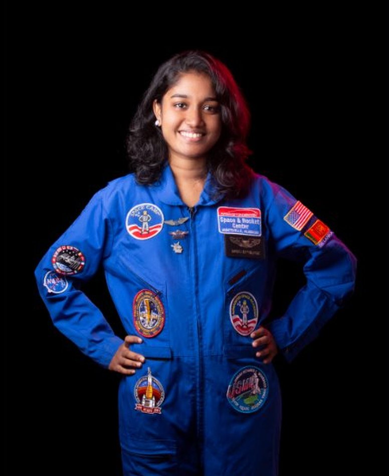Svemirski turizam: Mali korak za dobrobit čovečanstva ili veliki korak za štetu po životnu sredinu 2 Sandali Kumarasinghe wearing a space uniform and smiling while posing for a photo