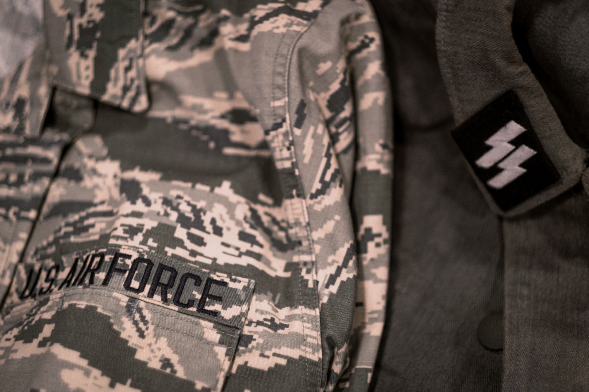 Rasizam i Amerika: „Mogao sam da postanem rasistički ubica“ 8 Mike's USAF uniform and Nazi uniform hanging side by side