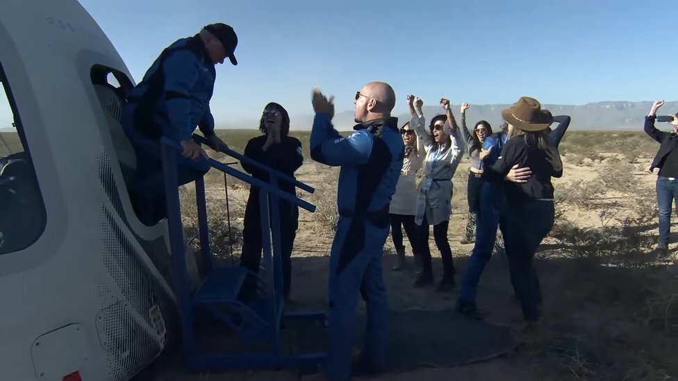 Svemirski turizam: Mali korak za dobrobit čovečanstva ili veliki korak za štetu po životnu sredinu 8 Jeff Bezos claps as William Shatner climbs out of Blue Origin's New Shepard after the crew capsule landed back in the US state of Texas