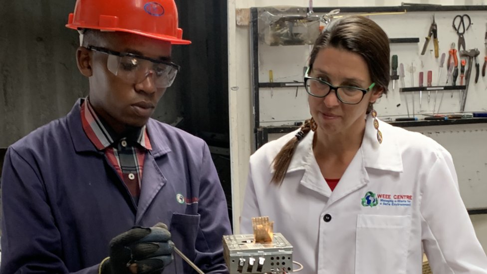 Afrika i recikliranje: Zašto se pokvareni afrički telefoni šalju u Evropu 4 Simon Andersson and WEEE Centre technician Ibrahim Kimani