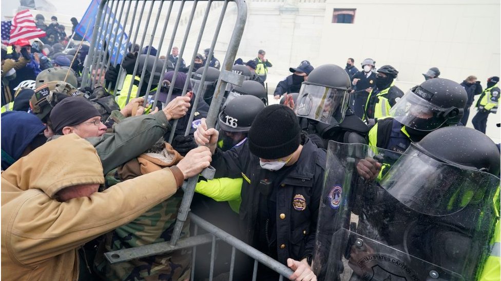 Donald Tramp i društvene mreže: Bivši predsednik Amerike sakupio još milijardu dolara za novu društvenu mrežu 2 Protestors storming the US Capitol in January